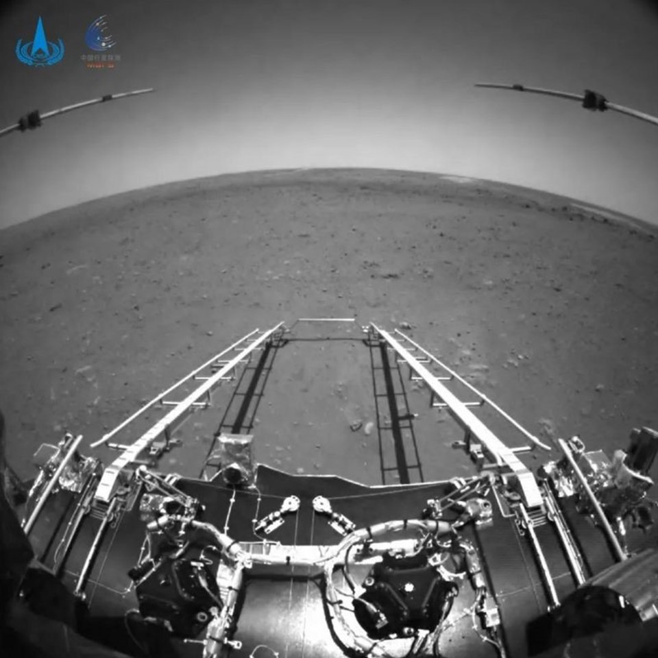 Çin'in uzay aracı Zhurong, Mars'tan ilk fotoğrafları gönderdi - 1