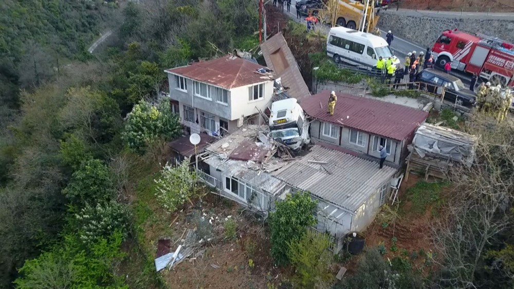 Demir yüklü TIR gecekondunun üstüne devrildi - 3