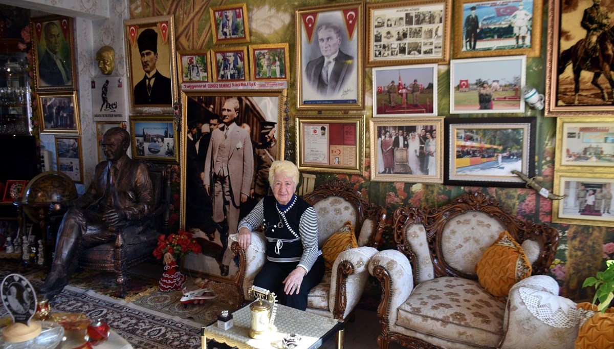 Evini Atatürk müzesine çevirdi, tüm saatler 09.05'i gösteriyor