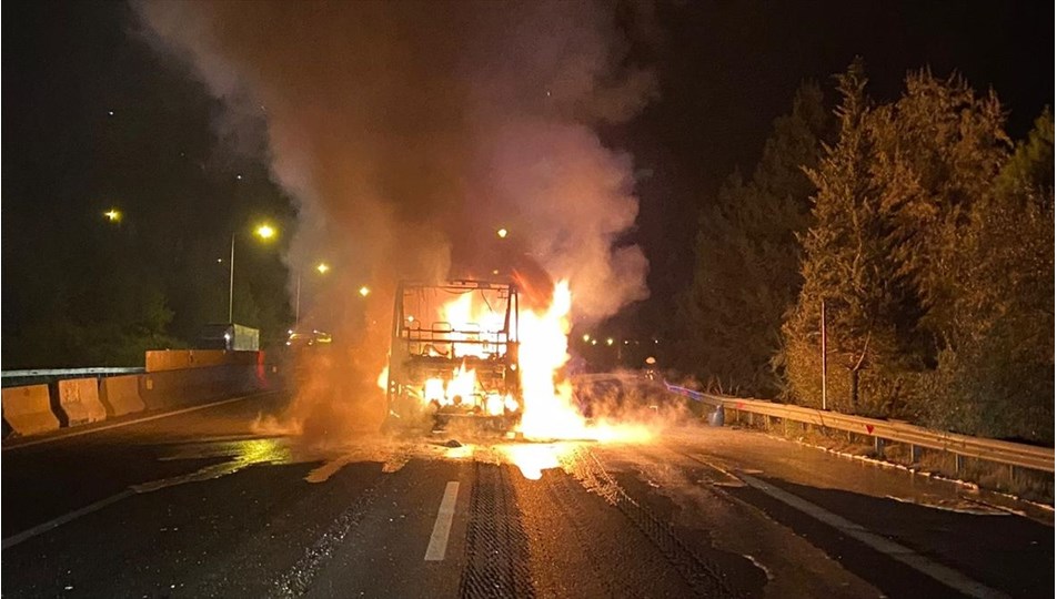 adana da seyir halindeki yolcu otobusu