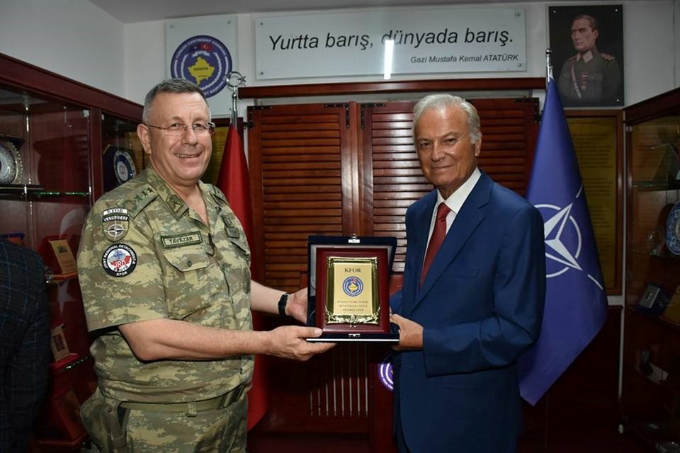 Ediz Hun, Çağan Irmak ve Yiğit Özşener'den Kosova'da görevli Türk askerine ziyaret - 1