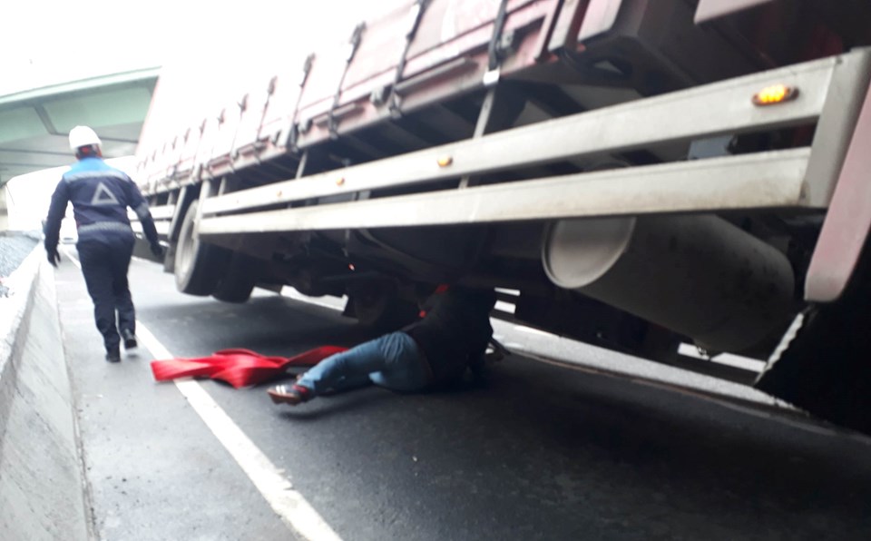 Bakırköy'de kamyon köprü altına sıkıştı, trafik durdu - 1