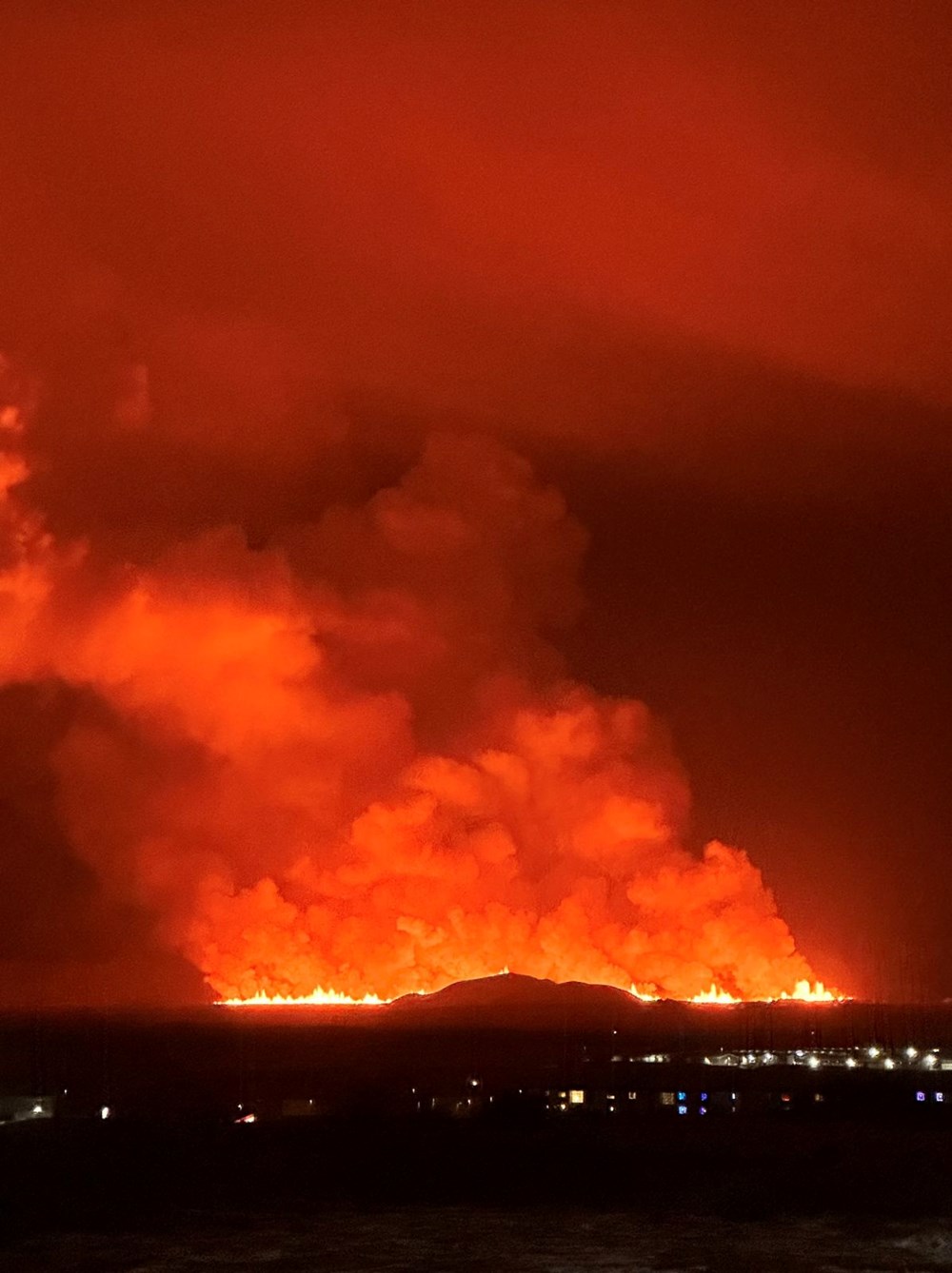 İzlanda'da yanardağ patladı - 1