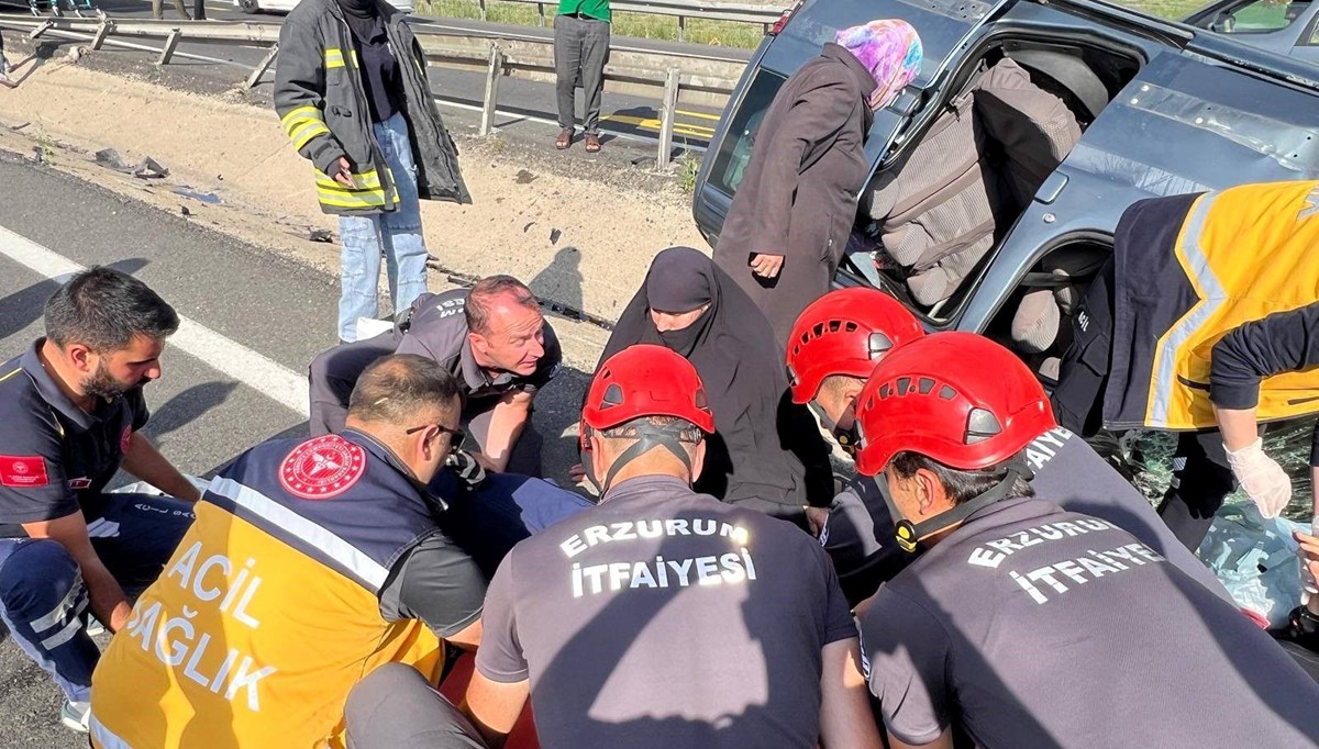Araçta sıkışan 5 kişi kurtarıldı