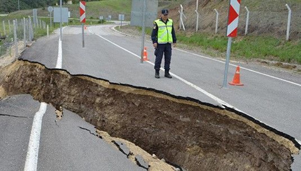 Yoldaki çukura lastiği sıkışan çöp kamyonu kurtarıldı