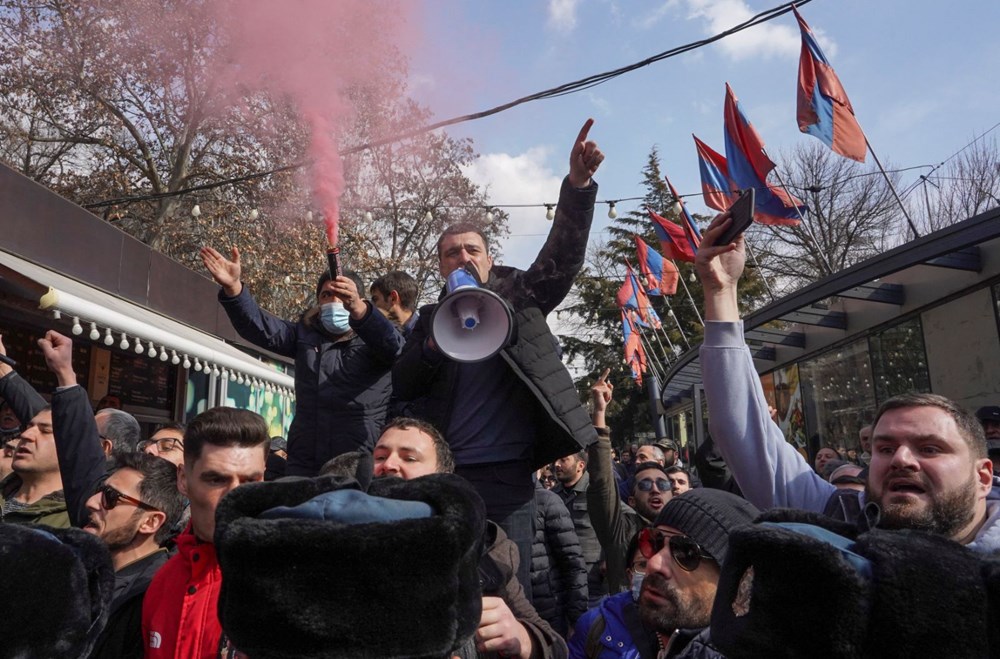 Ermenistan'da darbe girişimi: Paşinyan destekçileri ve karşıtları meydanlara çıktı - 6