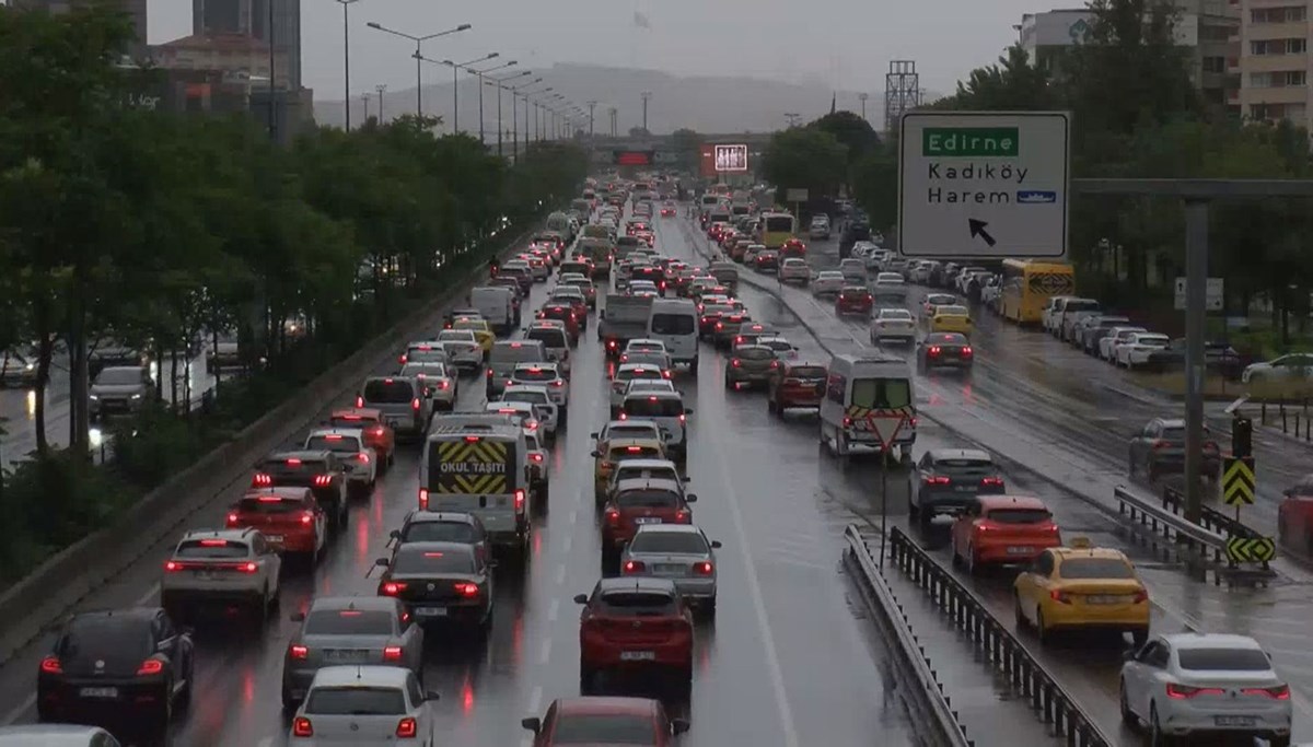 İstanbul'da trafik yoğunluğu yüzde 81'i gördü İstanbul'da trafik yoğunluğu yüzde 81'i gördü