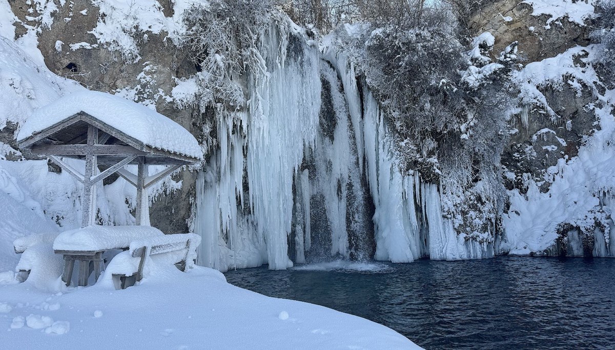 Şelale buz tuttu: Hava sıcaklığı eksi 20 derece!