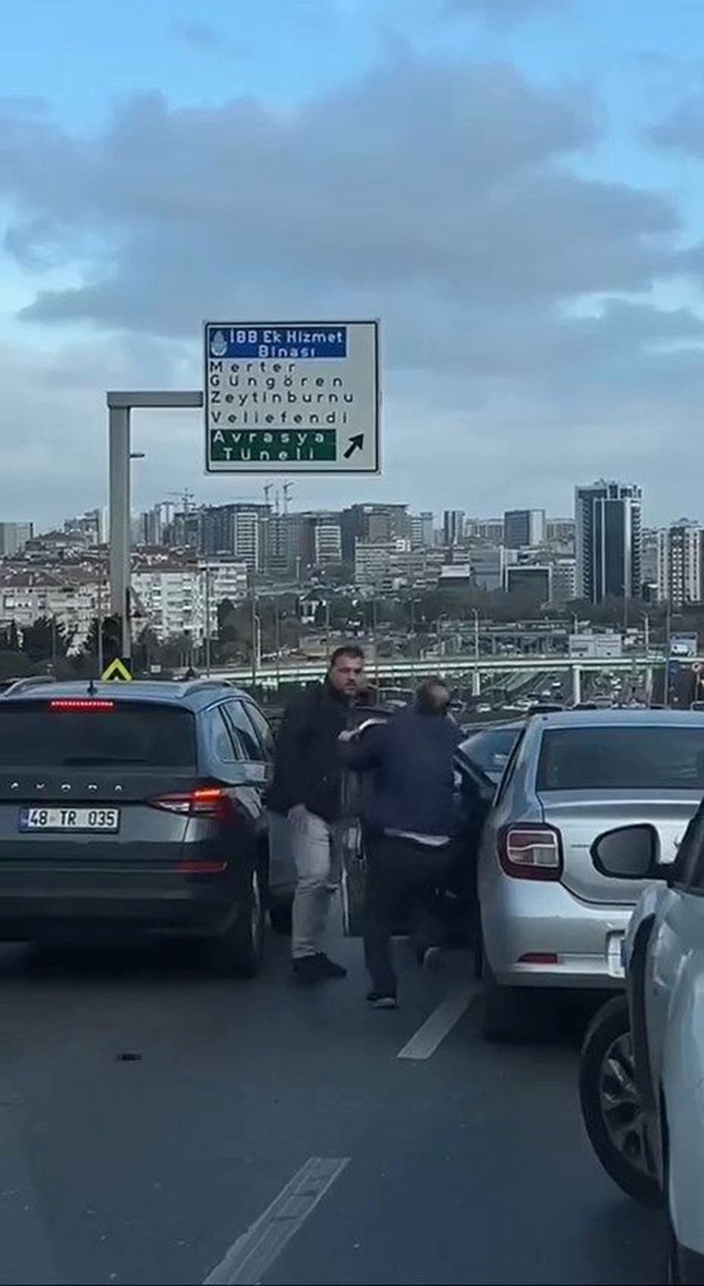 İstanbul’da trafiği durduran kavga: Tekme tokat birbirlerine girdiler - 3