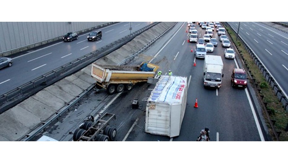 TEM'de kamyon devrildi trafik kilitlendi