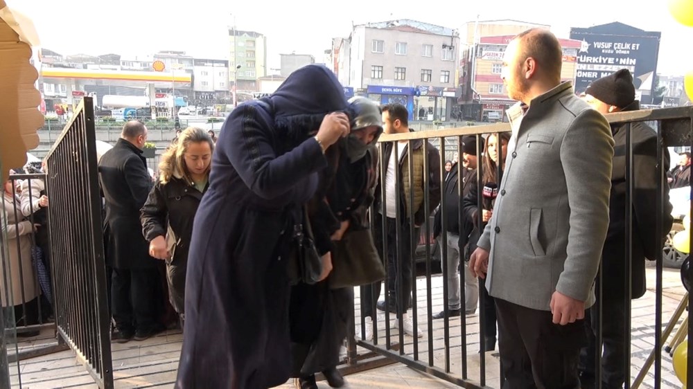 Bursa'da ucuz tencere izdihamı: Birbirlerini ezip, çocuklarını kaybettiler - 4