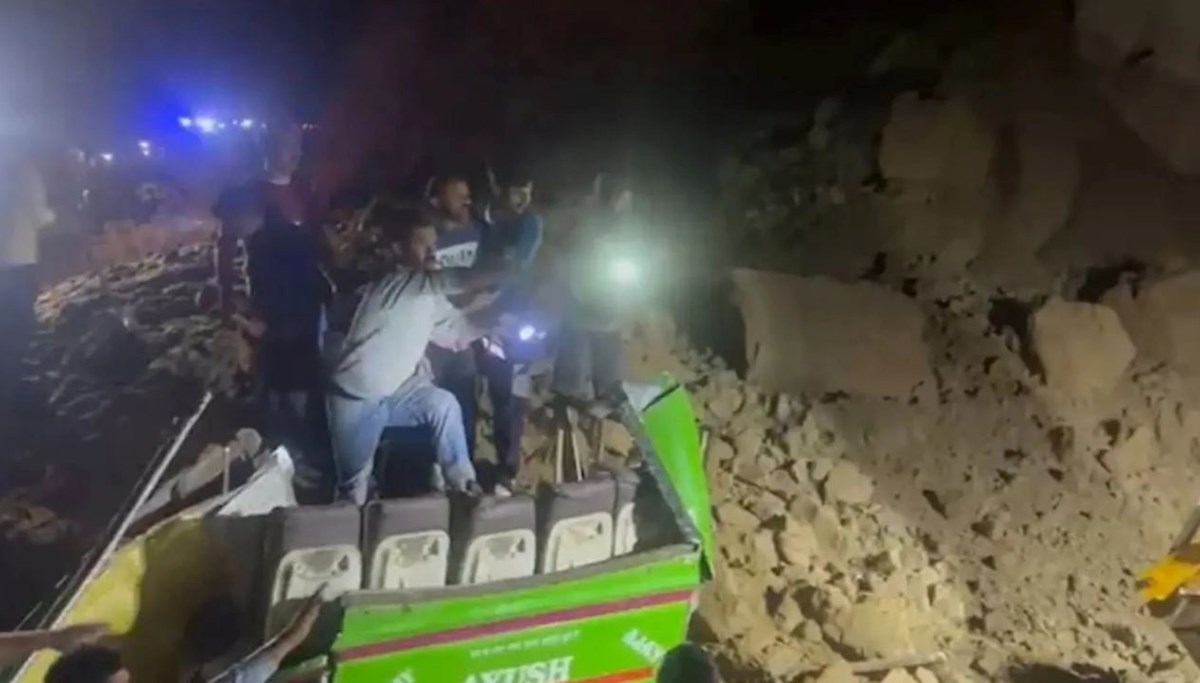 Hindistan'da heyelan: Kayaların ezdiği otobüste 15 kişi öldü