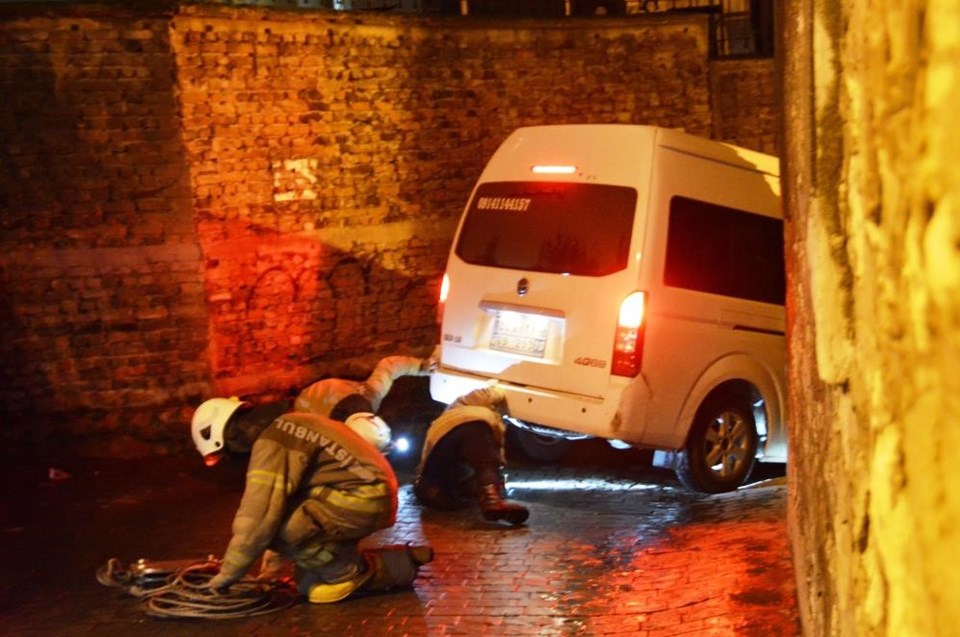 Beyoğlu'nda minibüs dar sokakta sıkıştı: Mahsur kalanları itfaiye kurtardı - 2