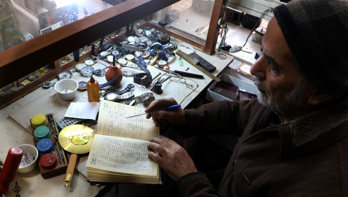 74 yaşındaki saat ustası 25 yıldır defterine kaydediyor: