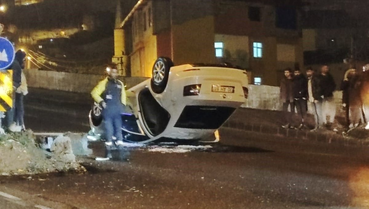 Hakkari'de otomobil takla attı: 3 yaralı