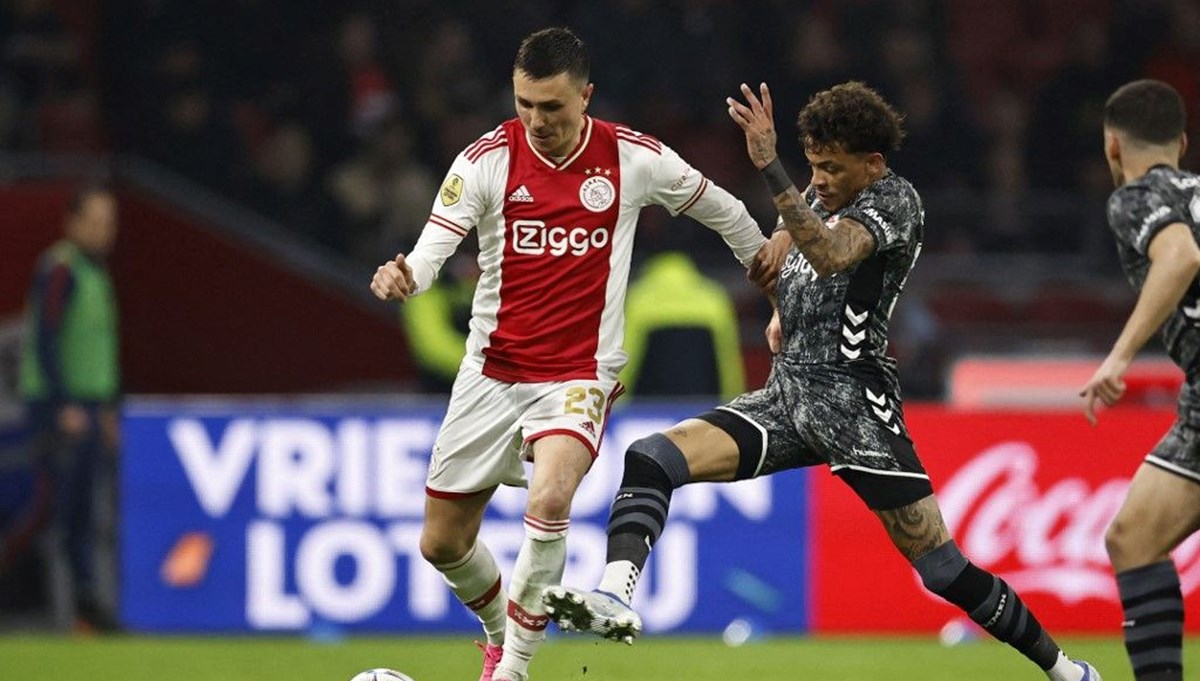 Taraftara yumruk atan Ajaxlı futbolcu Steven Berghuis, özür diledi