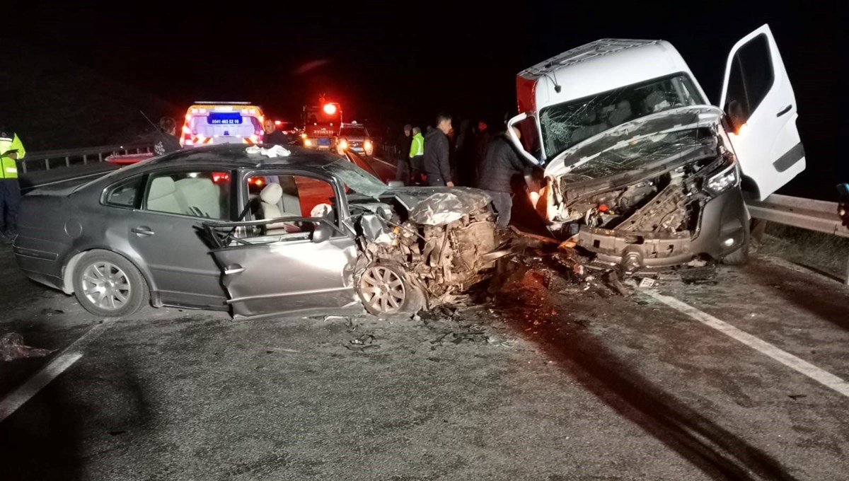 Yozgat'ta minibüsle otomobil çarpıştı: 3 ölü, 5 yaralı Yozgat'ta minibüsle otomobil çarpıştı: 3 ölü, 5 yaralı