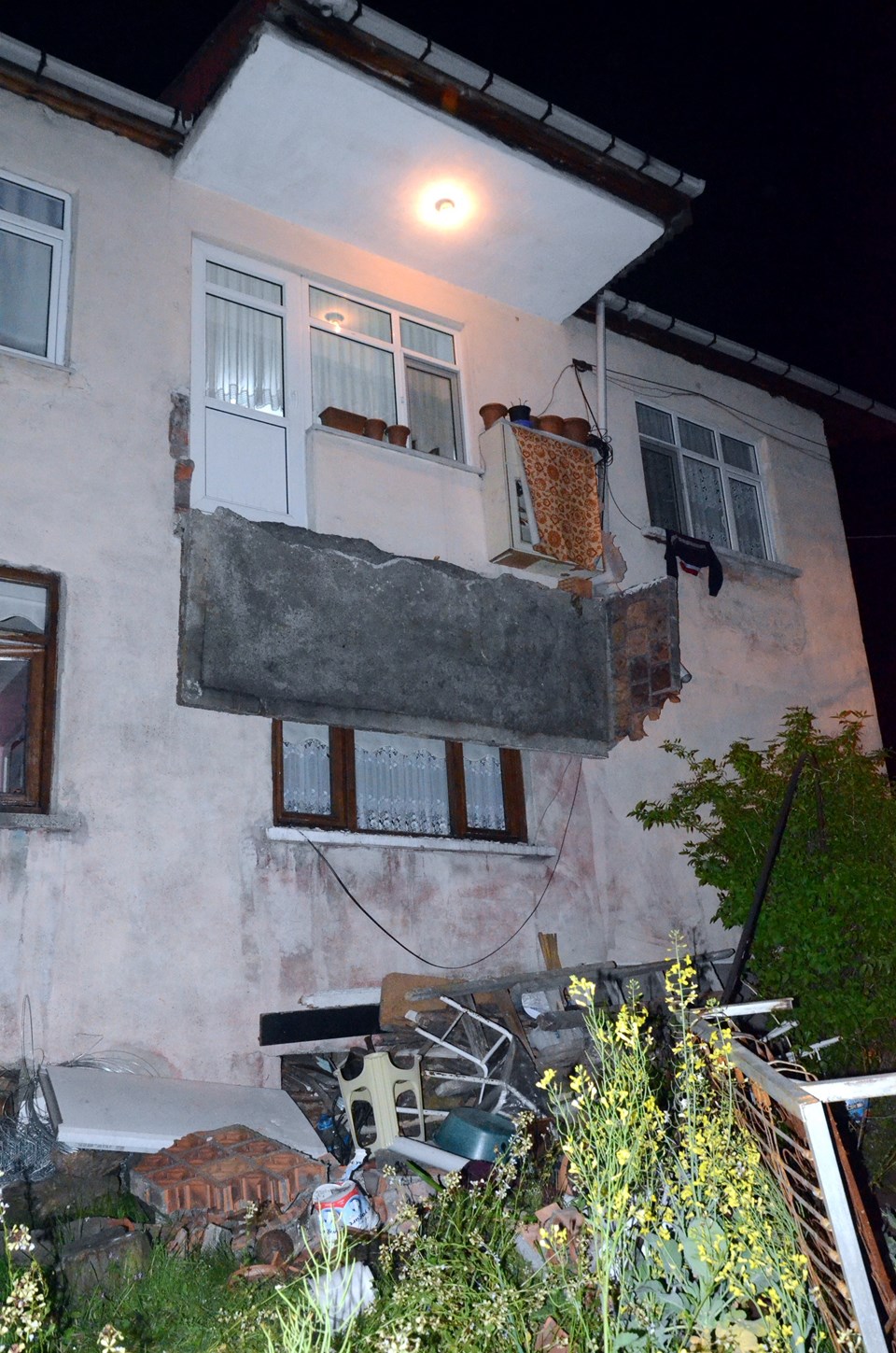 Zonguldak'ta evin balkonu çöktü: 3 yaralı - 1