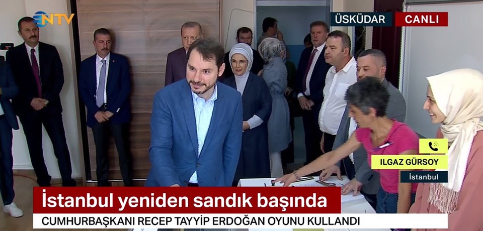 CumhurbaÅkanÄ± ErdoÄan oy kullanmaya, eÅi Emine ErdoÄan ile Hazine ve Maliye BakanÄ± Berat Albayrak ve eÅi Esra Albayrak ile birlikte geldi.