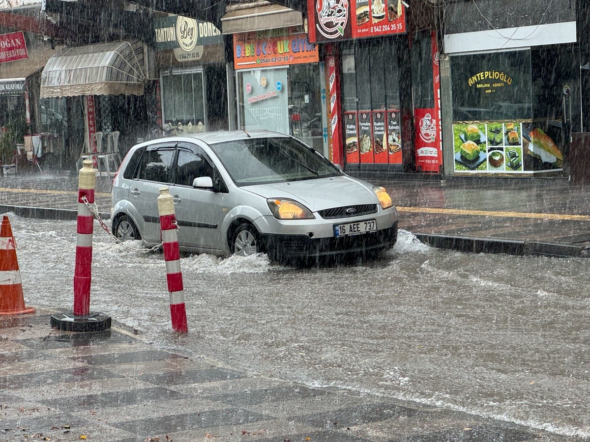 Şiddetli yağış sokakları göle çevirdi! 1 saat aralıksız yağmur yağdı