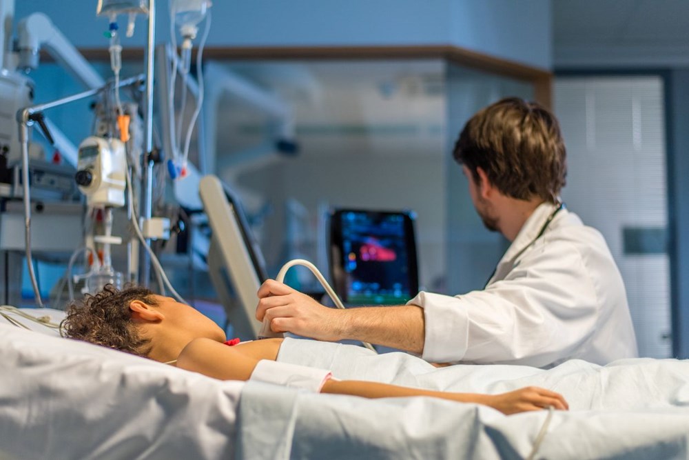 Mide bulantısı sandılar ama bu hastalığın habercisiymiş: 11 yaşındaki çocuk komada yaşam mücadelesi veriyor - 1