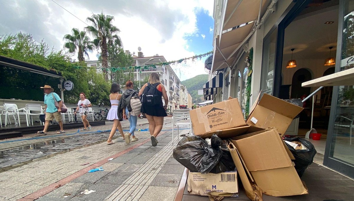 Sağanak sonrası sel suları çekildi, temizlik çalışması yapıldı