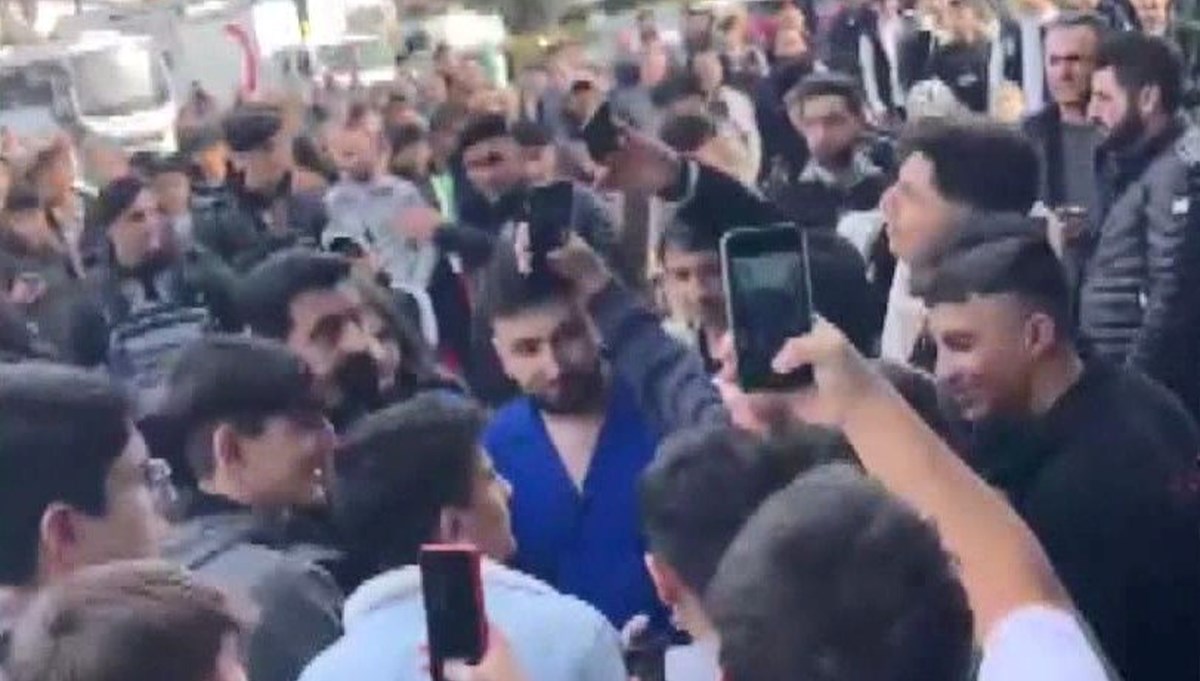 Fenomenlerin Esenyurt’taki buluşmasında bıçaklı kavga: 1 yaralı, 3 gözaltı Fenomenlerin Esenyurt’taki buluşmasında bıçaklı kavga: 1 yaralı, 3 gözaltı