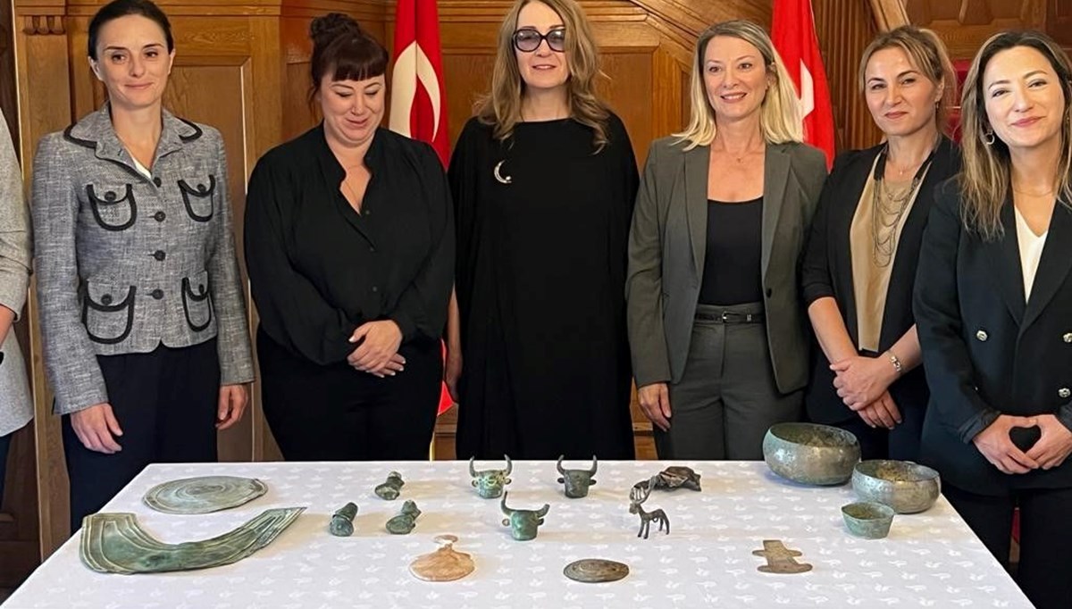 İsviçre'nin iade ettiği 37 tarihi eser Türkiye'ye getirildi İsviçre'nin iade ettiği 37 tarihi eser Türkiye'ye getirildi