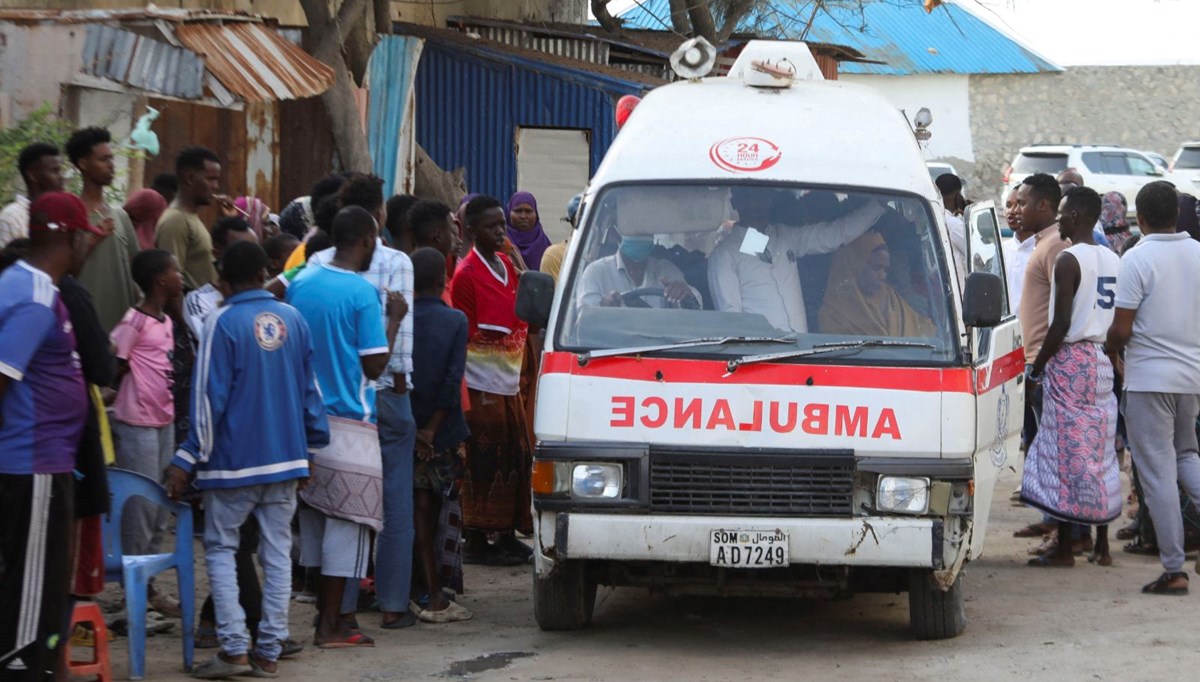 Somali'de bombalı saldırı: En az 32 kişi hayatını kaybetti Somali'de bombalı saldırı: En az 32 kişi hayatını kaybetti