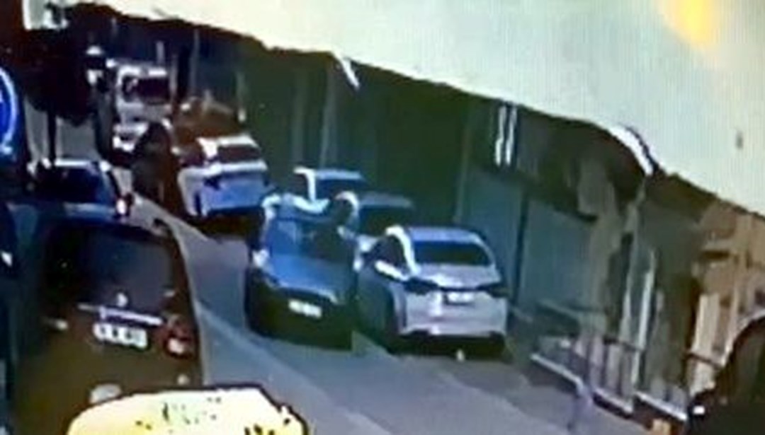 Esenyurt'ta park halindeki iki otomobile çarpıp kaçtı