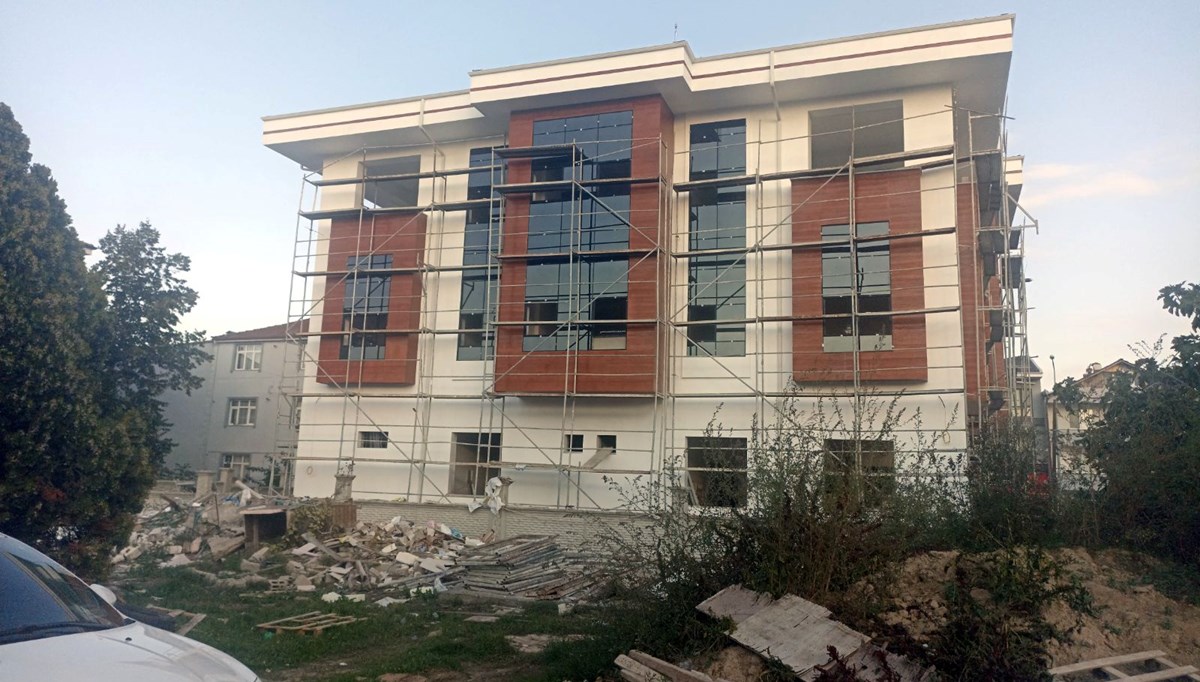 Sakarya'da feci olay: İnşaatta üzerine asansör düşen 2 işçi öldü Sakarya'da feci olay: İnşaatta üzerine asansör düşen 2 işçi öldü