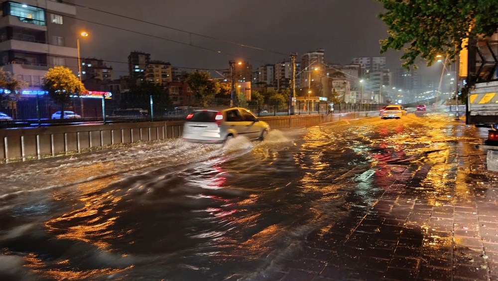Adana’da sağanak yağış: Cadde ve yollar sular altında kaldı 74 25