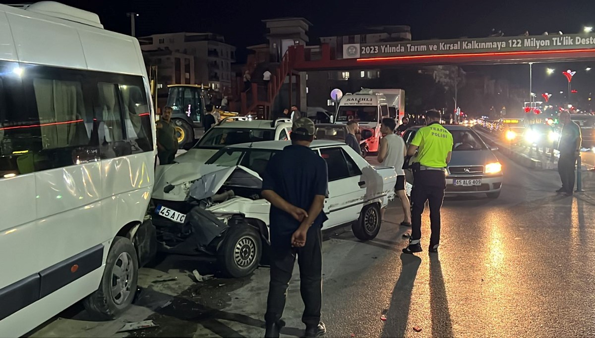 Manisa'da 4 araçlı zincirleme trafik kazası: 9 yaralı