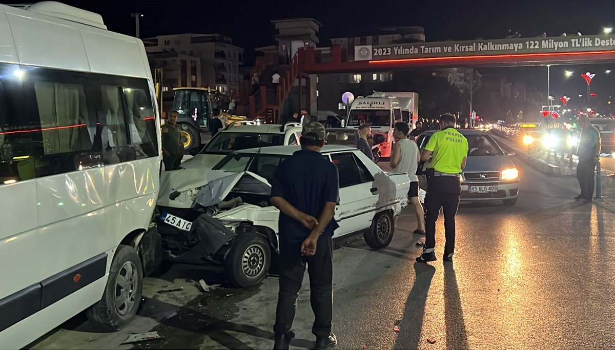 Manisa'da 4 araçlı zincirleme trafik kazası: 9 yaralı Manisa'da 4 araçlı zincirleme trafik kazası: 9 yaralı