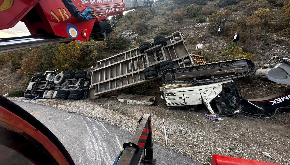 Çorum'da iş makinesi yüklü TIR'ın devrilmesi sonucu 2 kişi hayatını kaybetti Çorum'da iş makinesi yüklü TIR'ın devrilmesi sonucu 2 kişi hayatını kaybetti
