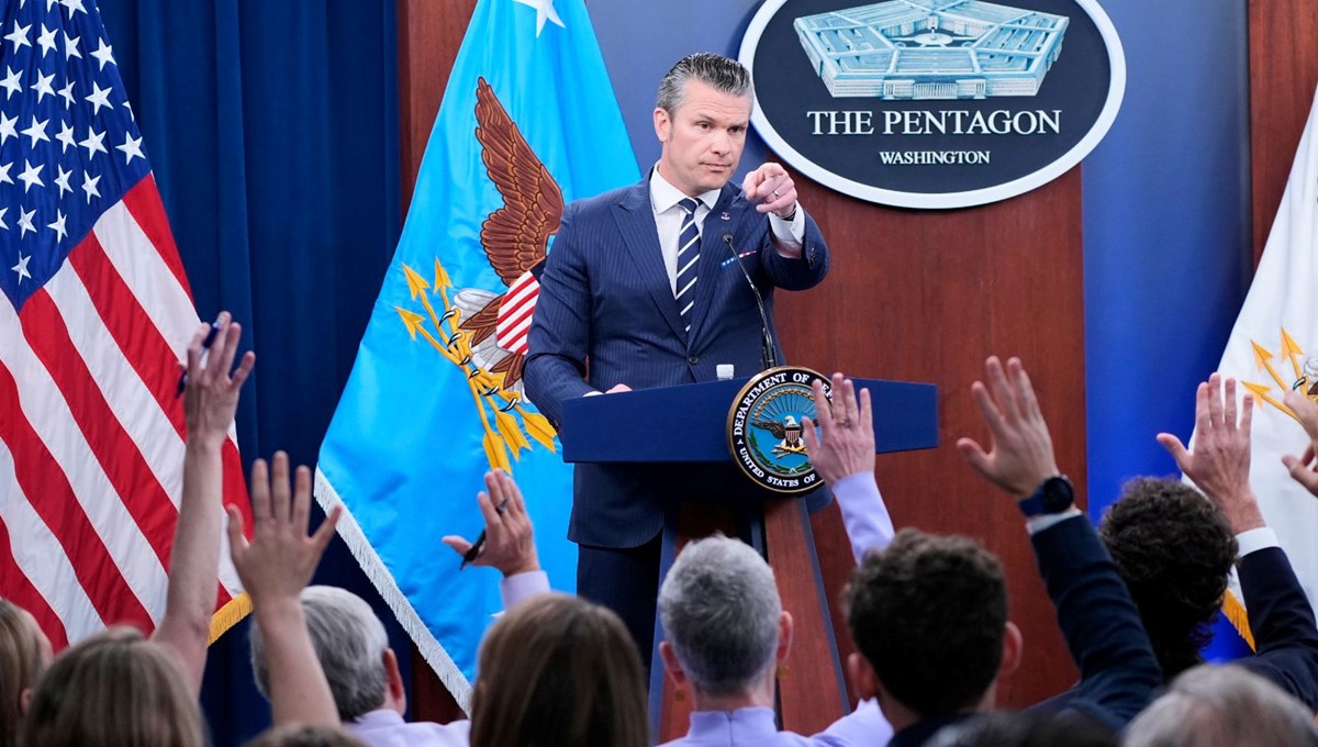 Pentagon’da muhabir krizi: Trump yönetimi imza atmayan gazetecileri kovuyor Pentagon’da muhabir krizi: Trump yönetimi imza atmayan gazetecileri kovuyor