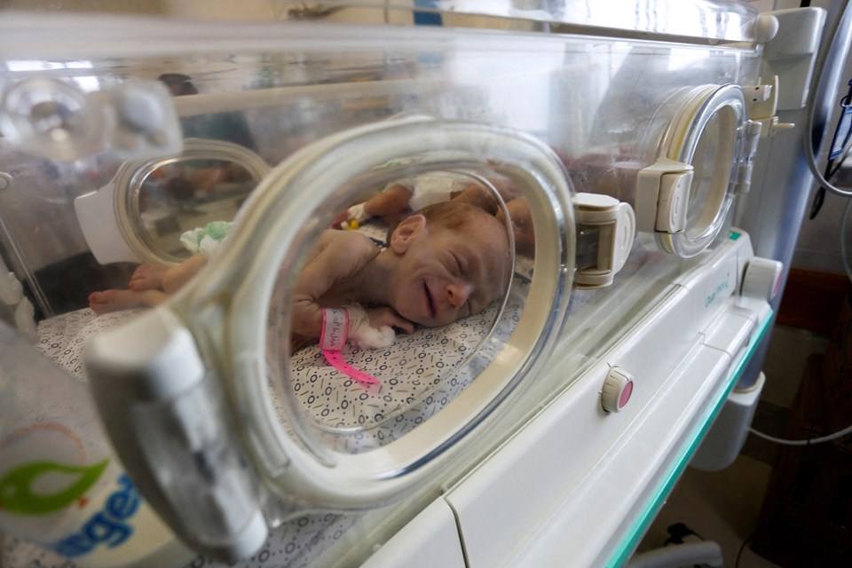 Gazze'deki Şifa Hastanesi'nden çıkarılan 28 prematüre bebek Mısır'da tedavi görecek - 1