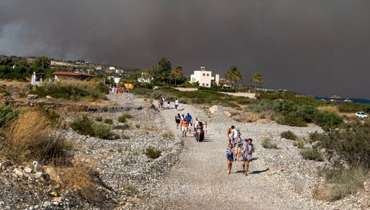 Yunanistan'da yangınla mücadele: Rodos Adası'nda 30 bin kişiye tahliye