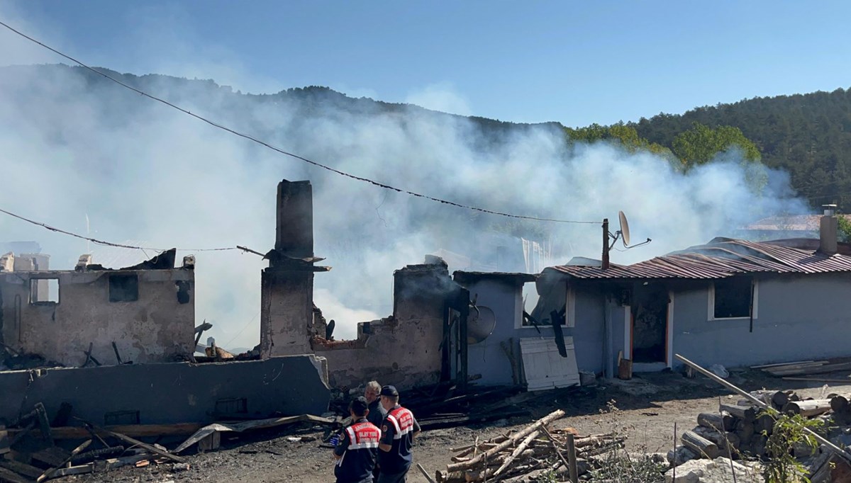 Kastamonu'da yangın: 3 ev küle döndü, 17 yaşındaki genç kayıp