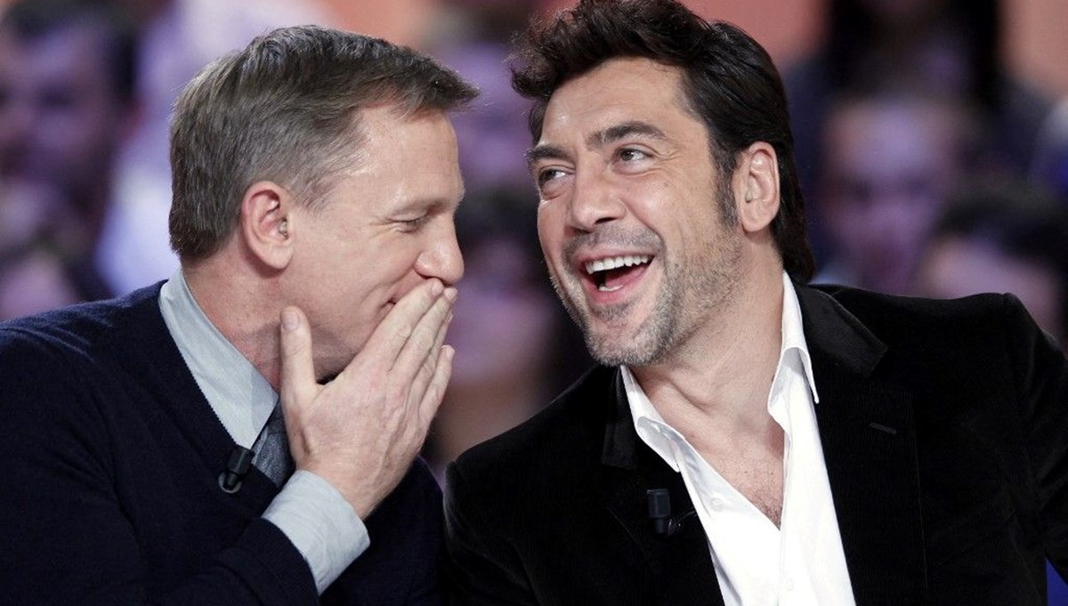 Javier Bardem, Daniel Craig'in doğum gününde pastanın içinden kadın kıyafetiyle çıktığını anlattı