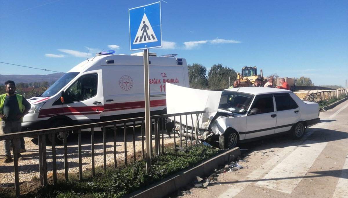 Kaza yapan otomobil bariyere girdi