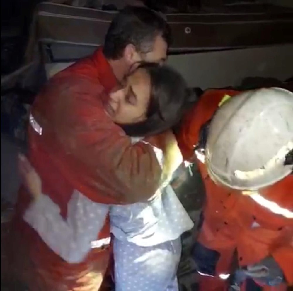 Enkaz altındakiler için zamana karşı yarış - 42