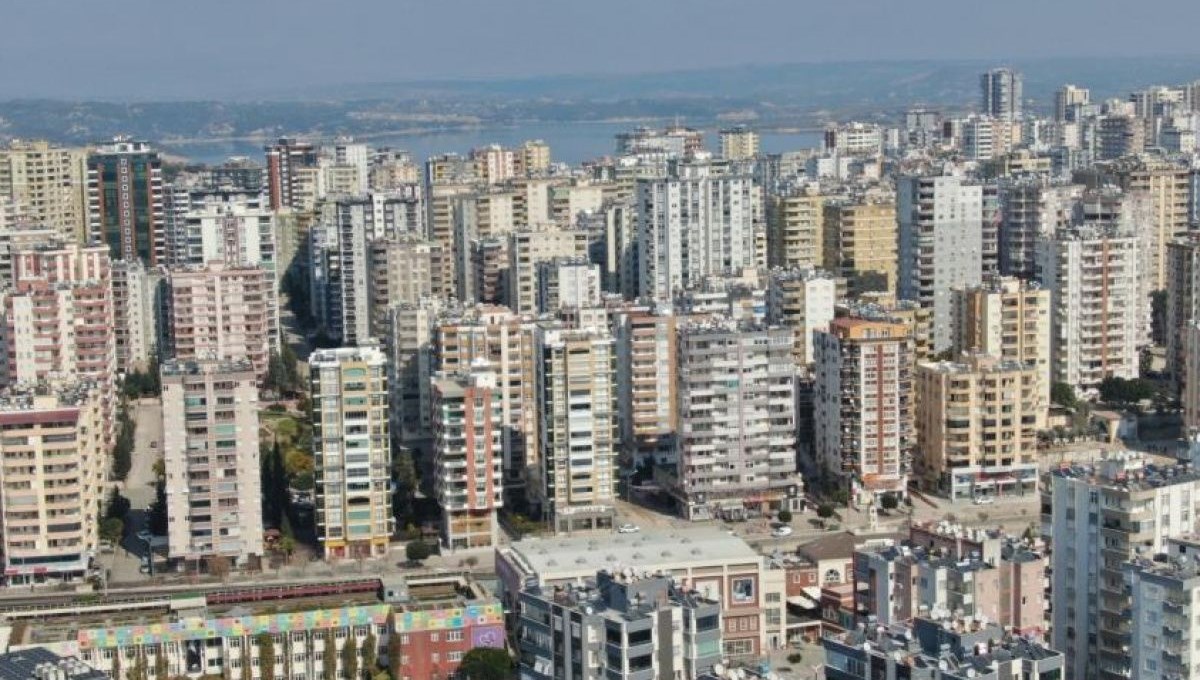 Adana'da hasar gören binanın yıkımına başlandı Adana'da hasar gören binanın yıkımına başlandı