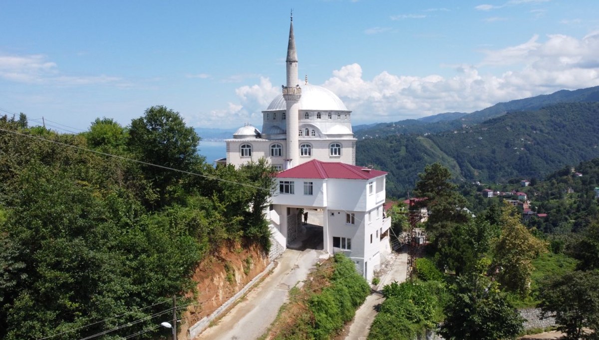 Karadeniz’in zor coğrafyasında ilginç çözüm | Üstü lojman, altı yol: “Bu yapıyı görenler hayretler içinde kalıyor” Karadeniz’in zor coğrafyasında ilginç çözüm | Üstü lojman, altı yol: “Bu yapıyı görenler hayretler içinde kalıyor”