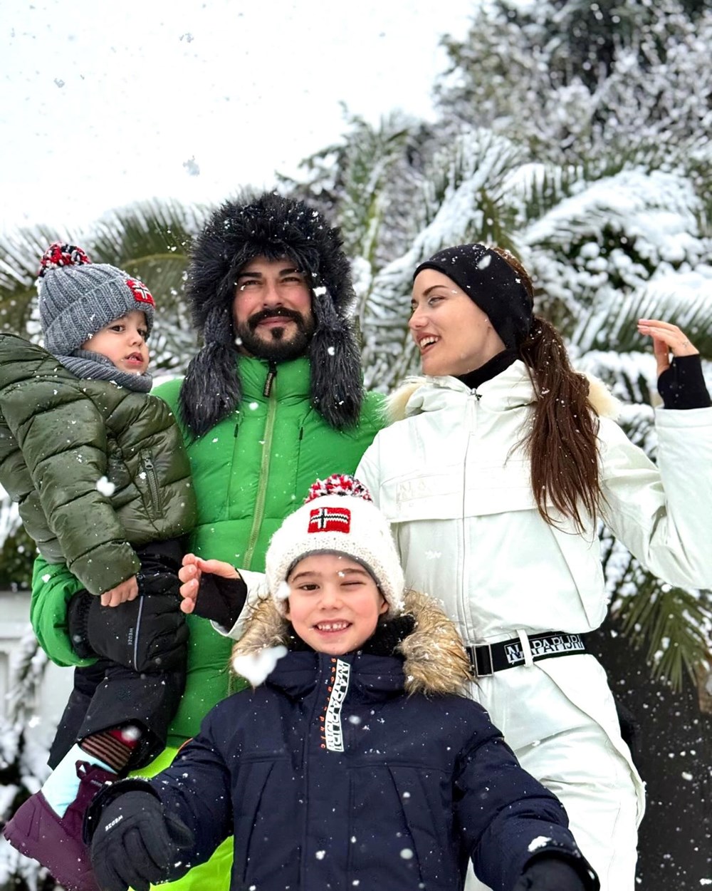Fahriye Evcen ile Burak Özçivit karın keyfini çıkardı! Aile pozları gündem oldu - 3