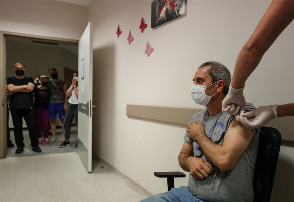 İzmir'de aşı kuyruğu: Yoğunluk akşam da sürdü - 15