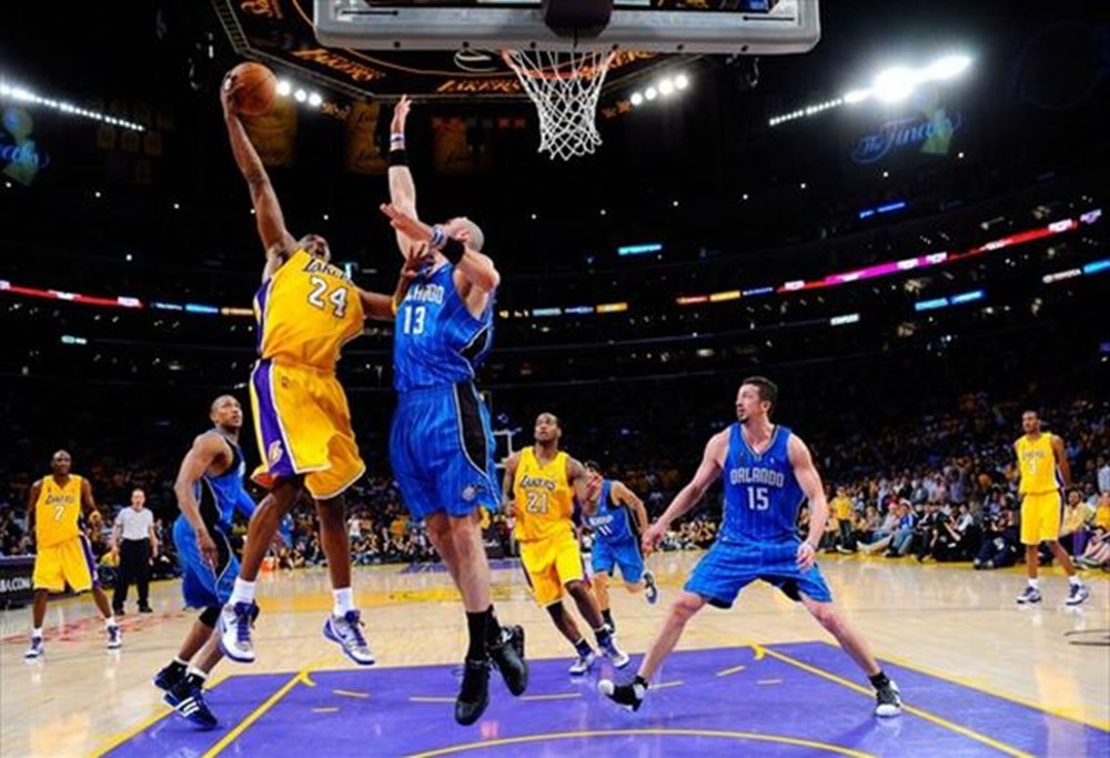 В какой игре 5 игроков. Kobe Bryant 2009. Команда баскетболистов. Баскетбол две команды. Баскетбол командная игра.
