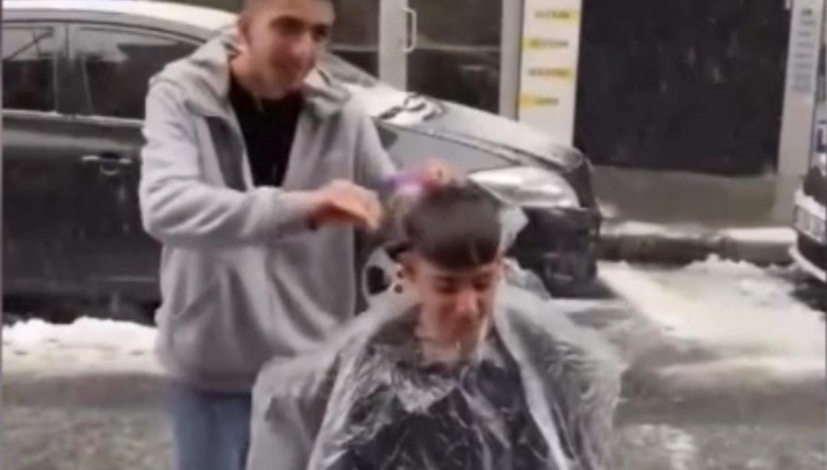 Kar altında berber mesaisi