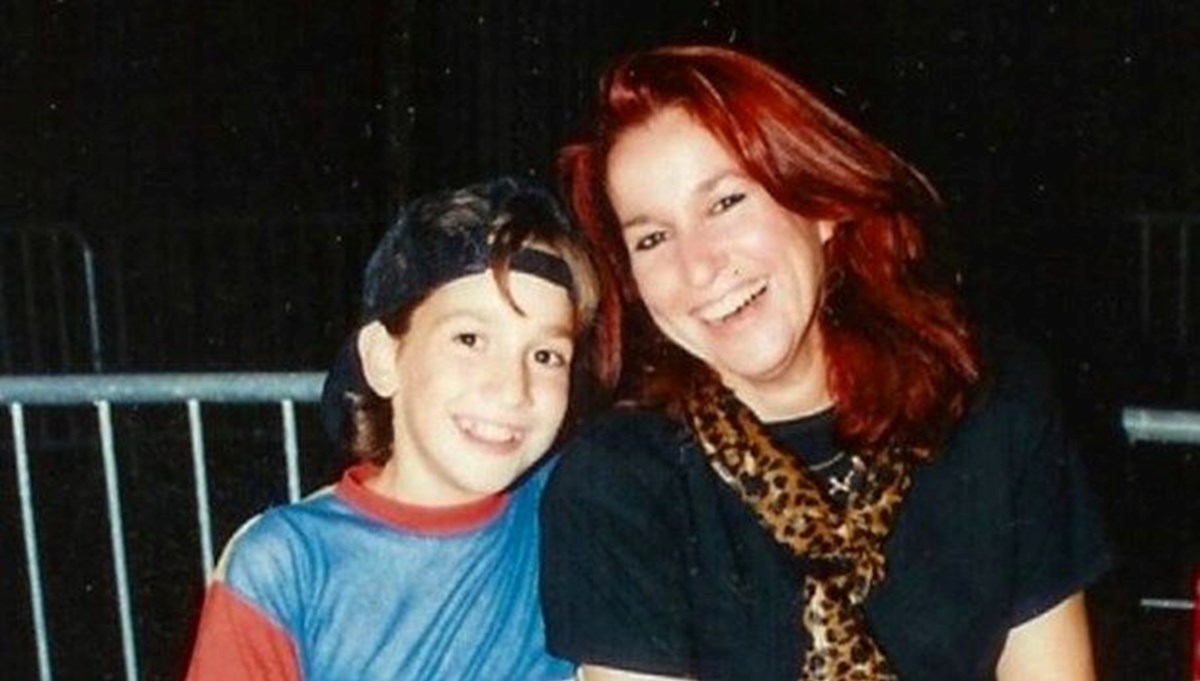 Zeynep Çamcı'dan nostaljik paylaşım (Ünlülerin çocukluk ve gençlik halleri) Zeynep Çamcı'dan nostaljik paylaşım (Ünlülerin çocukluk ve gençlik halleri)