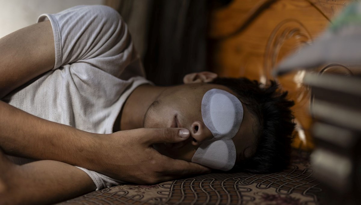 Hem açlığa mahkum edildi hem gözlerinden oldu